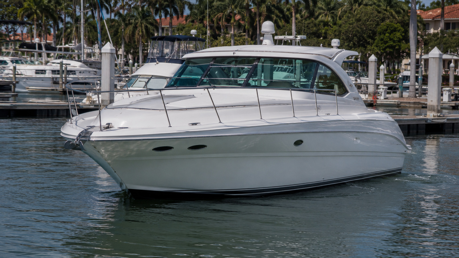 sea ray 480 motor yacht marina arrival 07