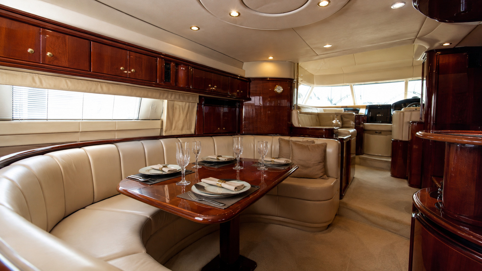 sea ray 500 express cruiser cabin dining 23