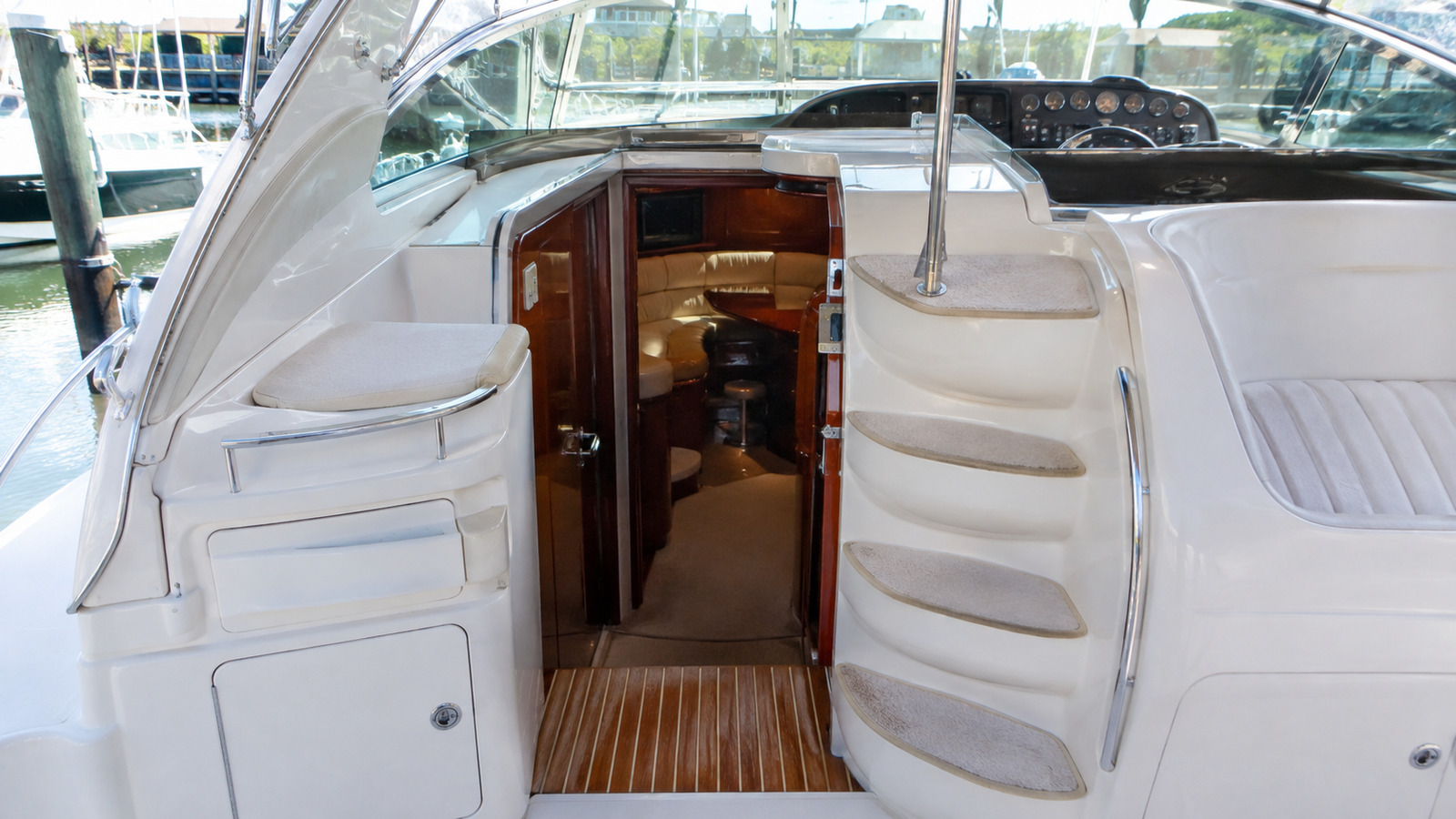 sea ray 500 express cruiser cabin entry 10