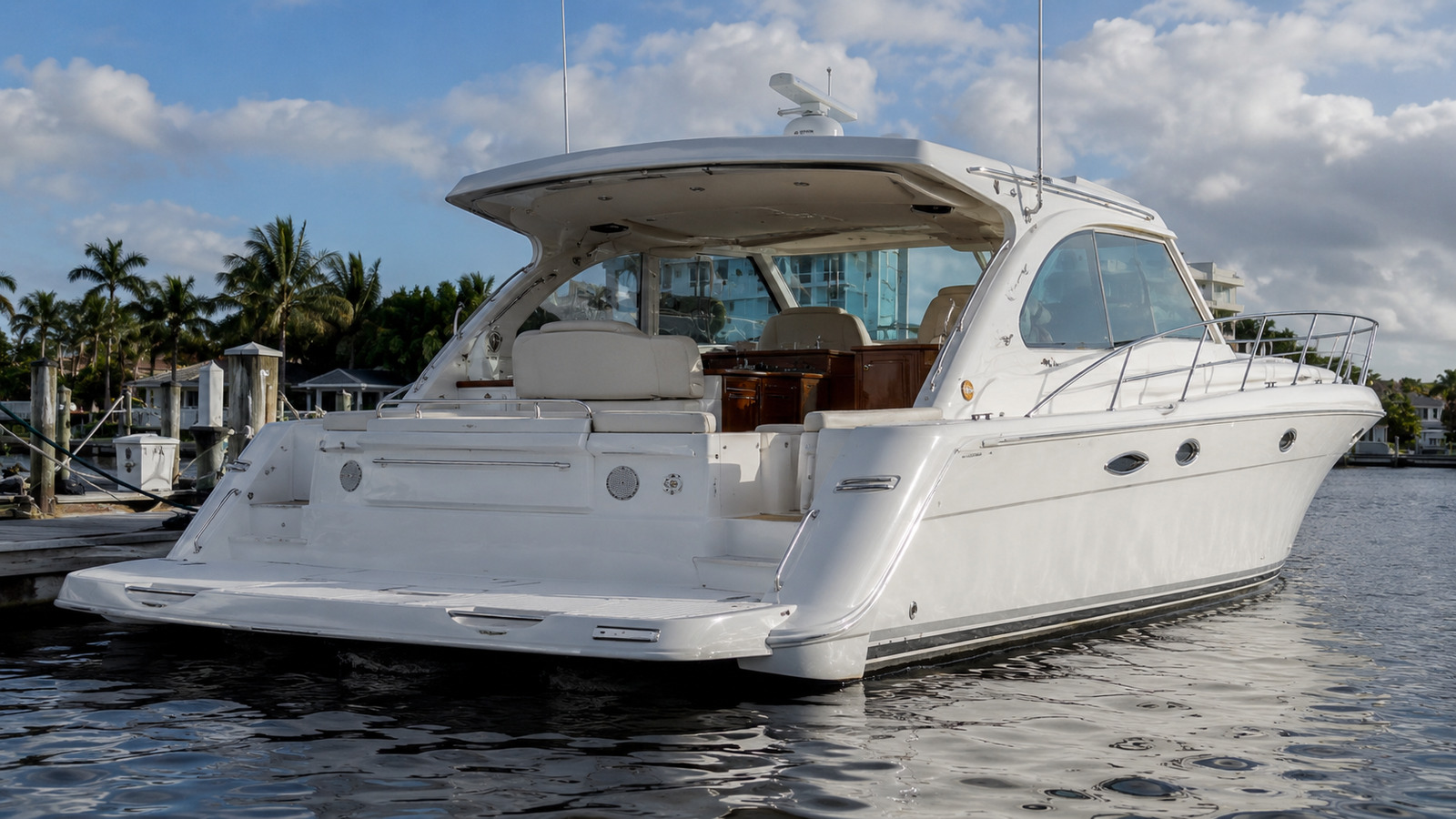 sea ray 500 motor yacht stern dockside 08
