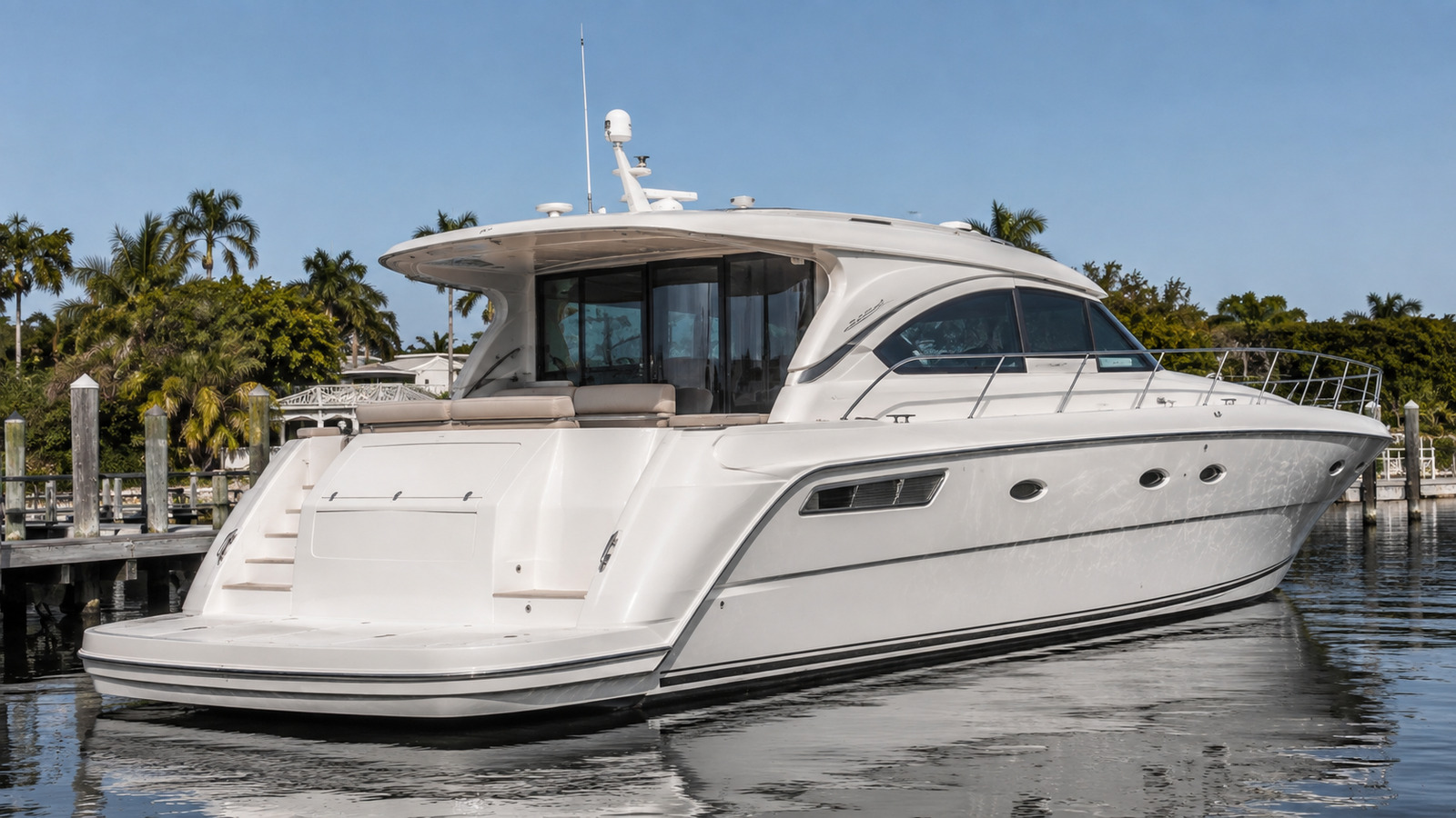 sea ray 550 motor yacht stern dockside 08