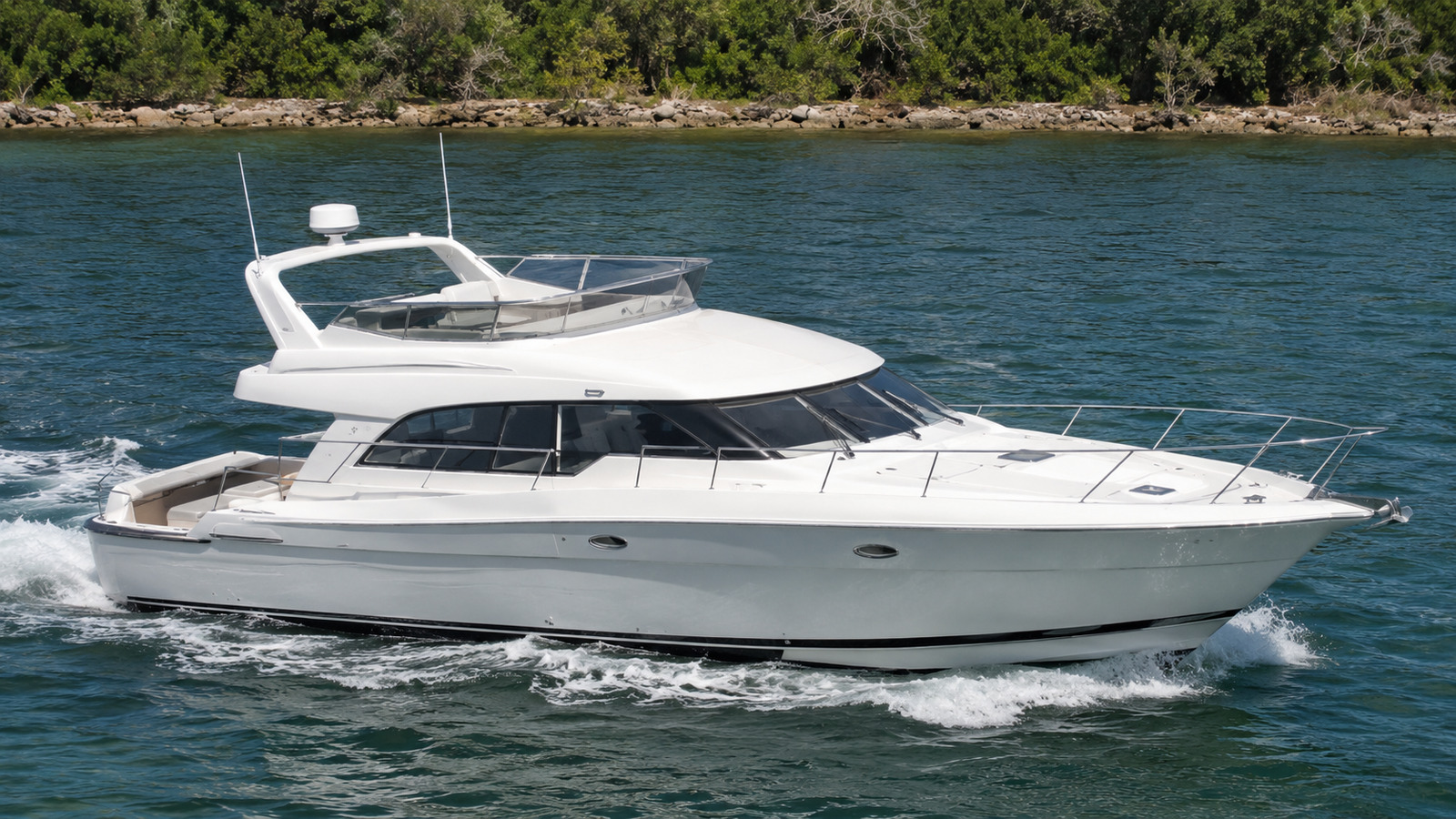 sea ray 550 sedan bridge elevated exterior 09