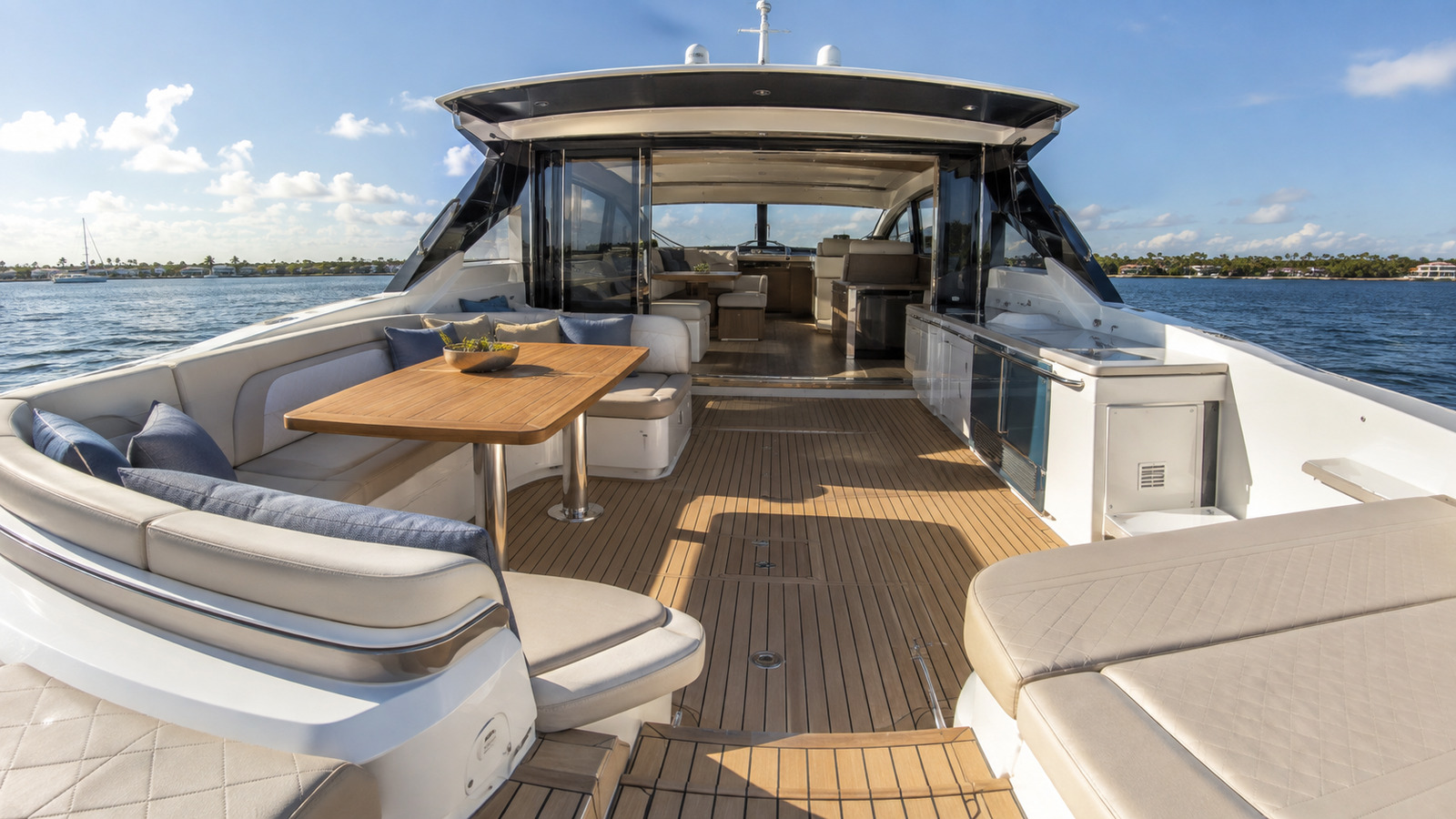sea ray l550 aft entertaining space 08