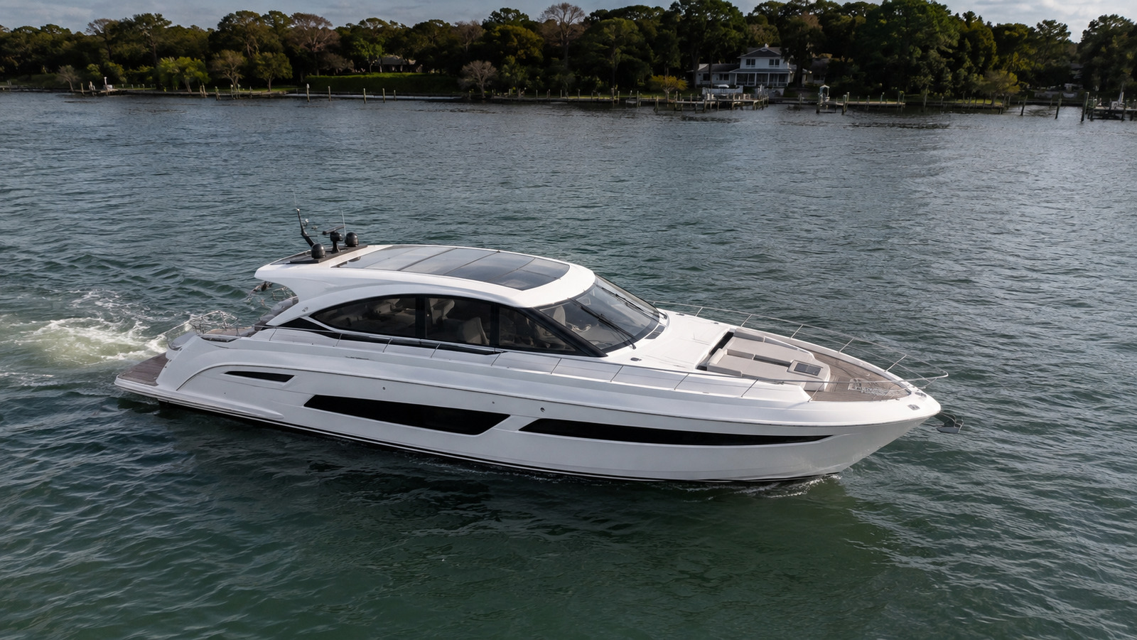 sea ray l590 elevated exterior 06