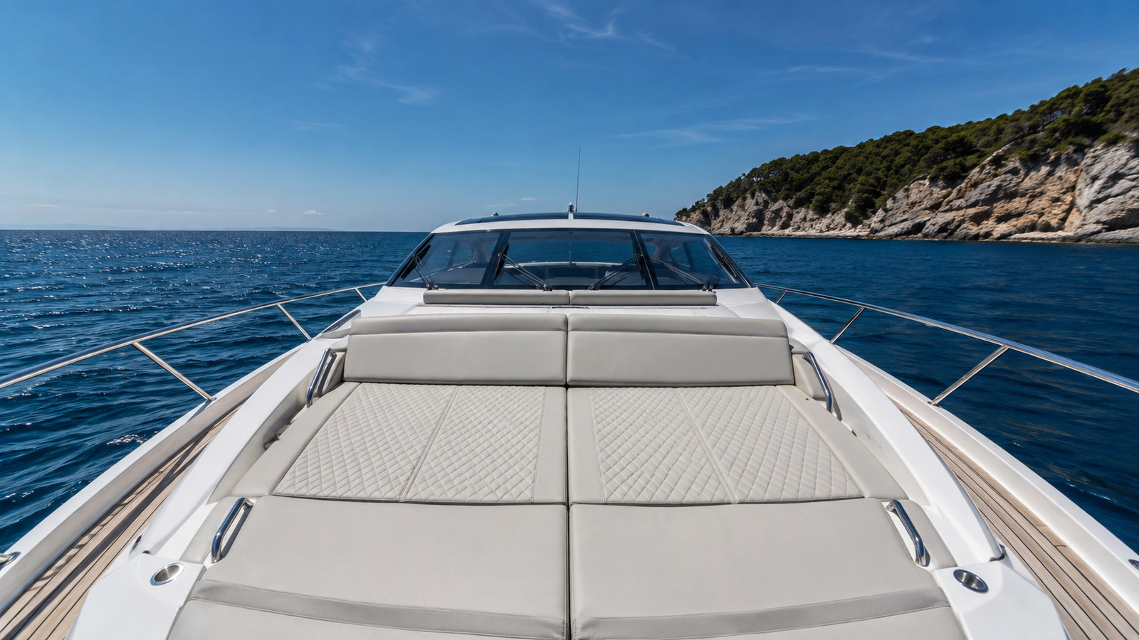sea ray l590 foredeck lounge 07