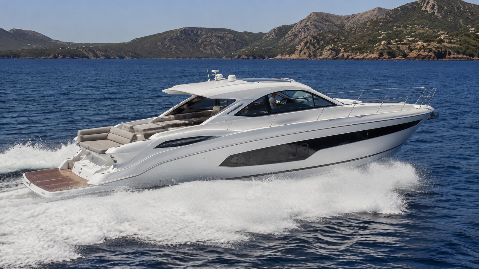 sea ray l590 premium exterior hero 25