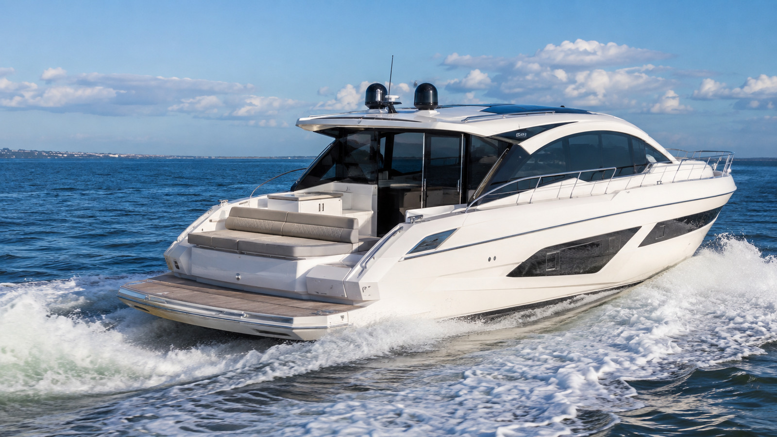 sea ray l590 rear quarter running 03