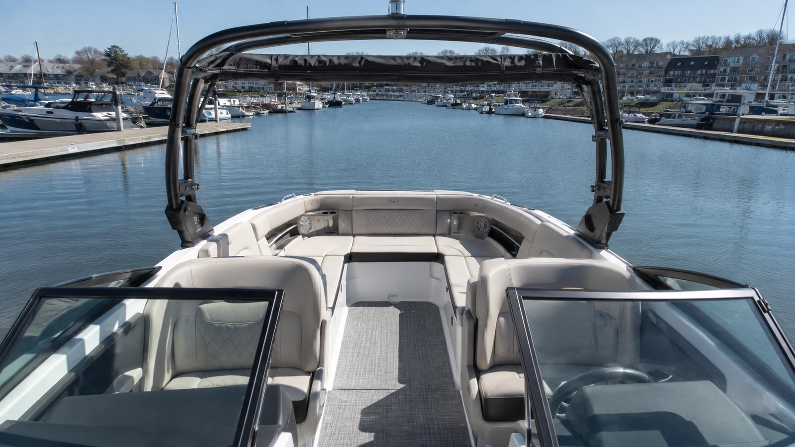 sea ray sdx 230 outboard bow lounge wide 07