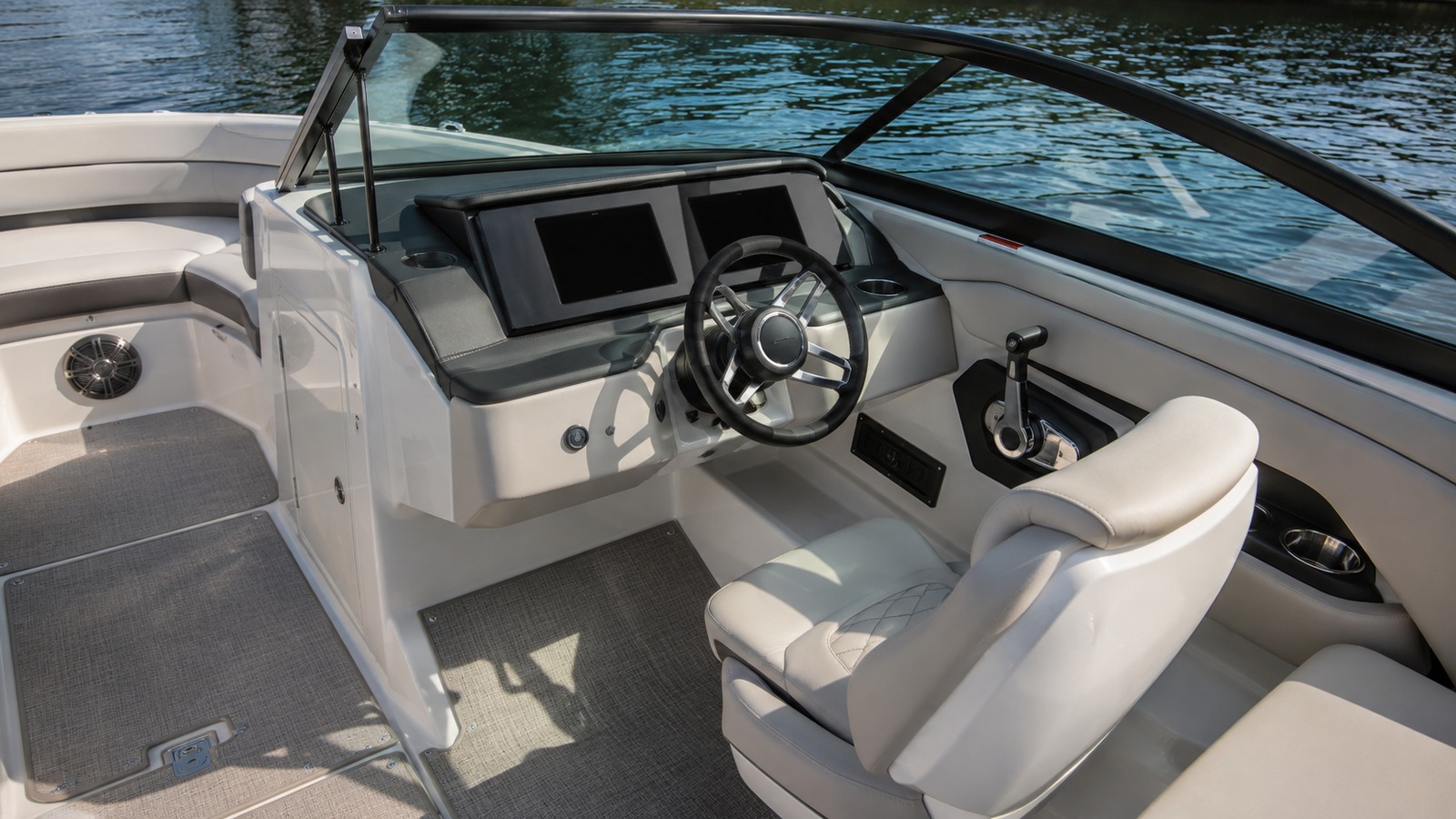 sea ray sdx 230 outboard helm detail 09