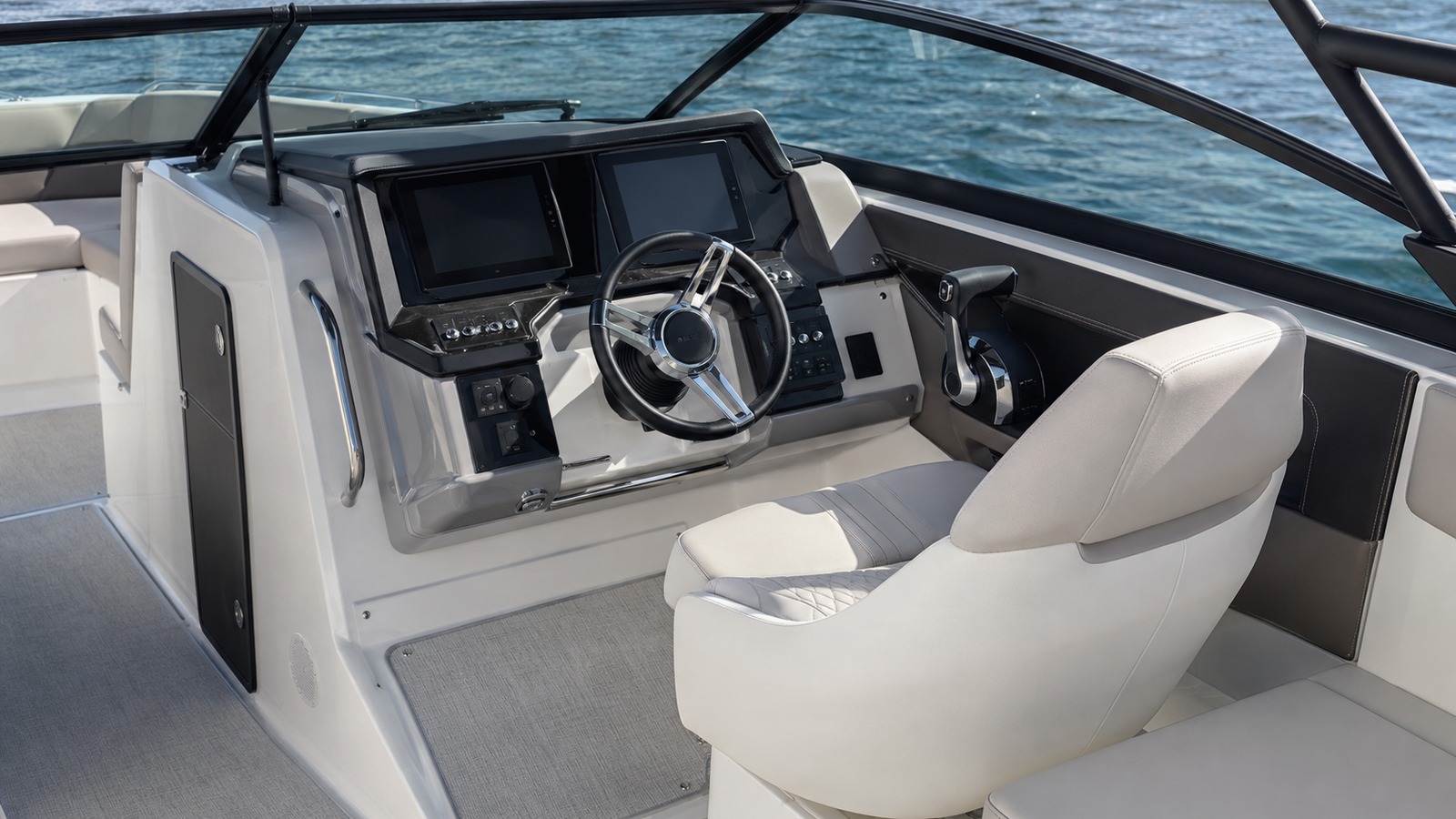 sea ray sdx 250 helm detail 09