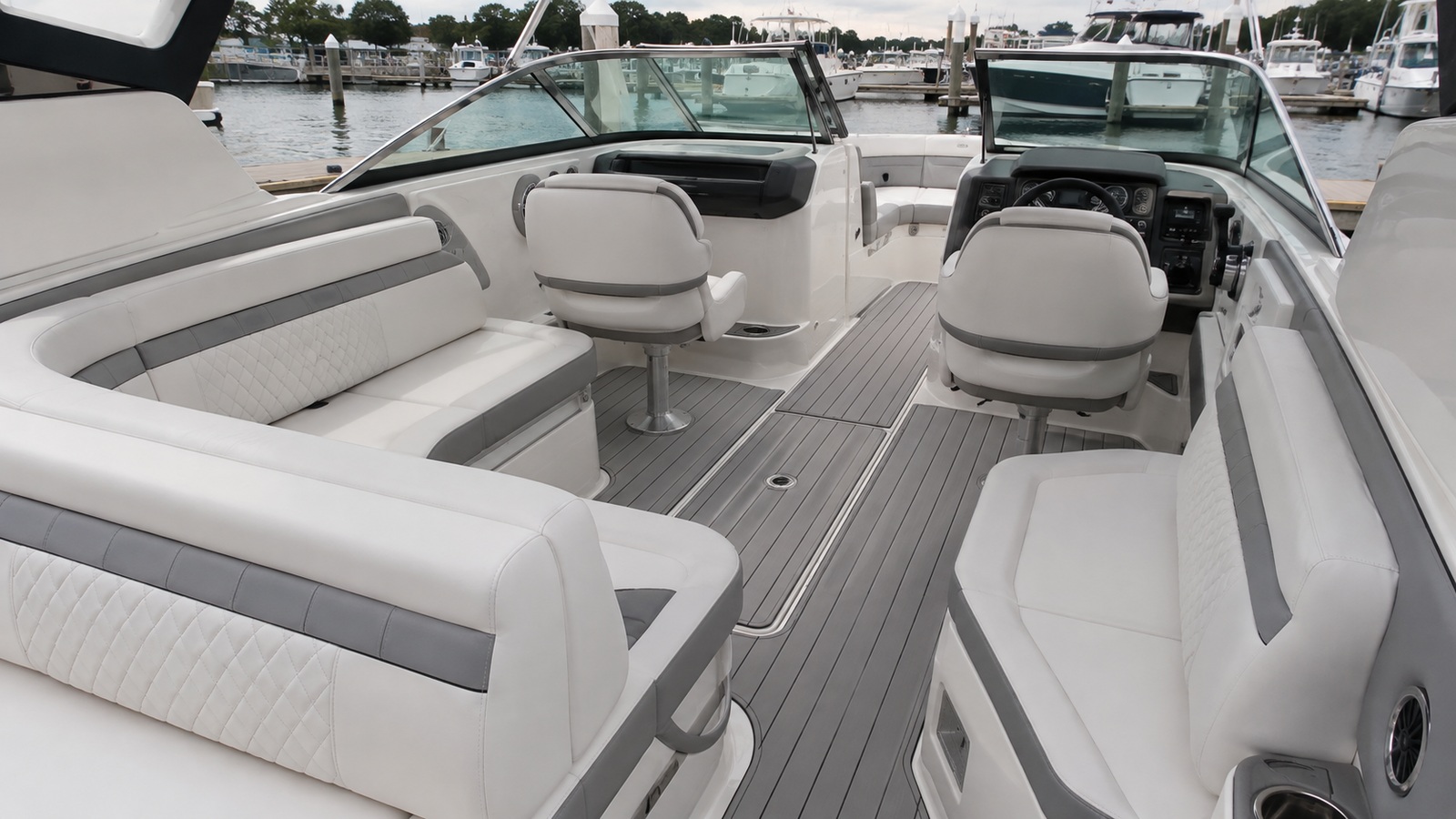 sea ray sdx 270 cockpit wide 08