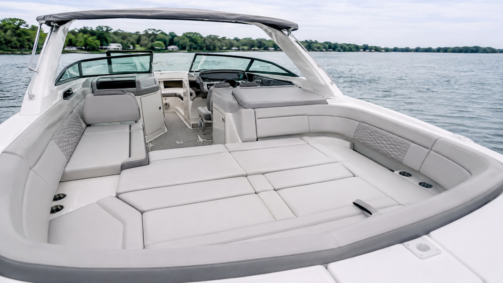 sea ray sdx 290 outboard bow lounge wide 07
