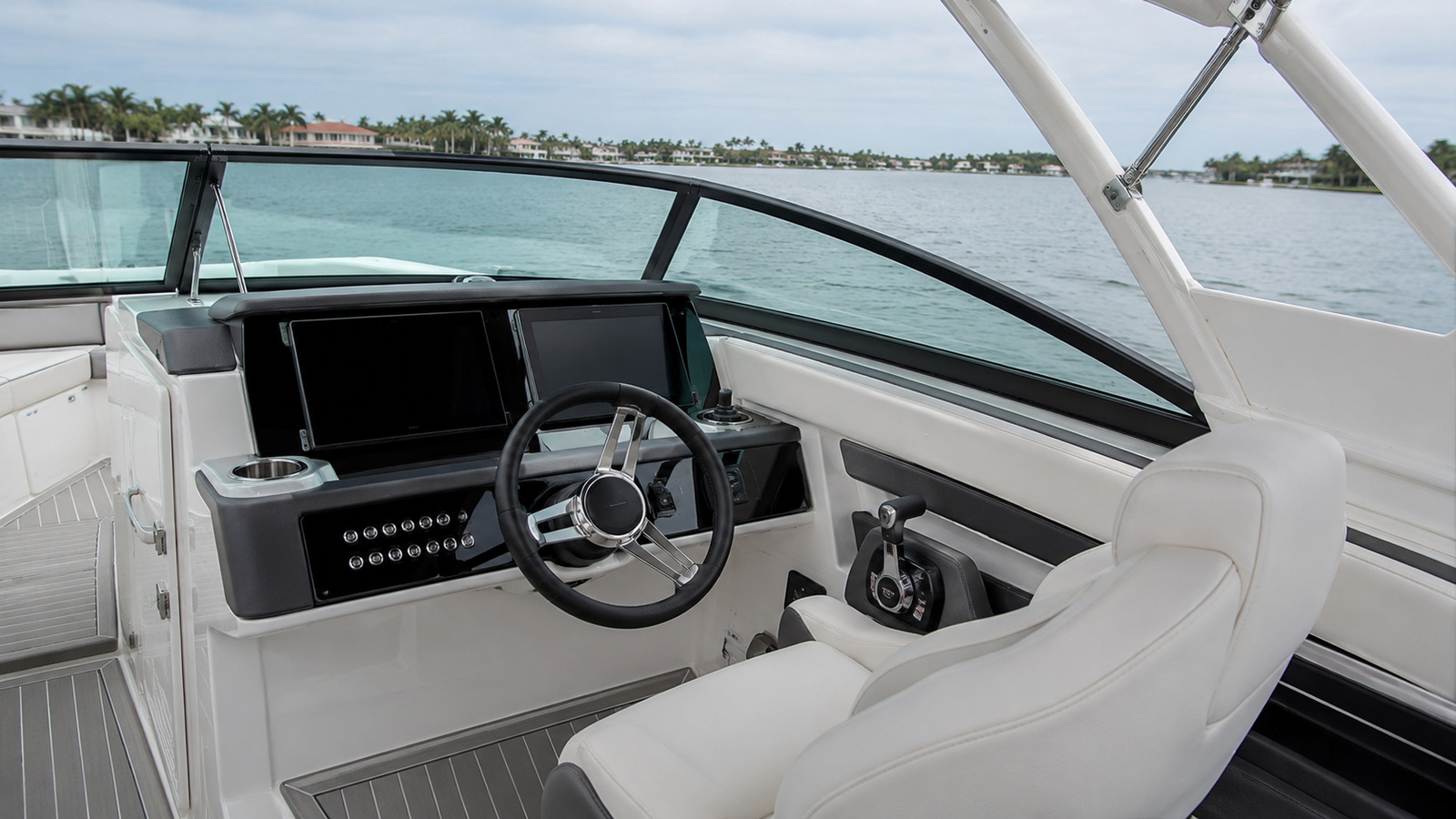 sea ray sdx 290 outboard helm detail 09