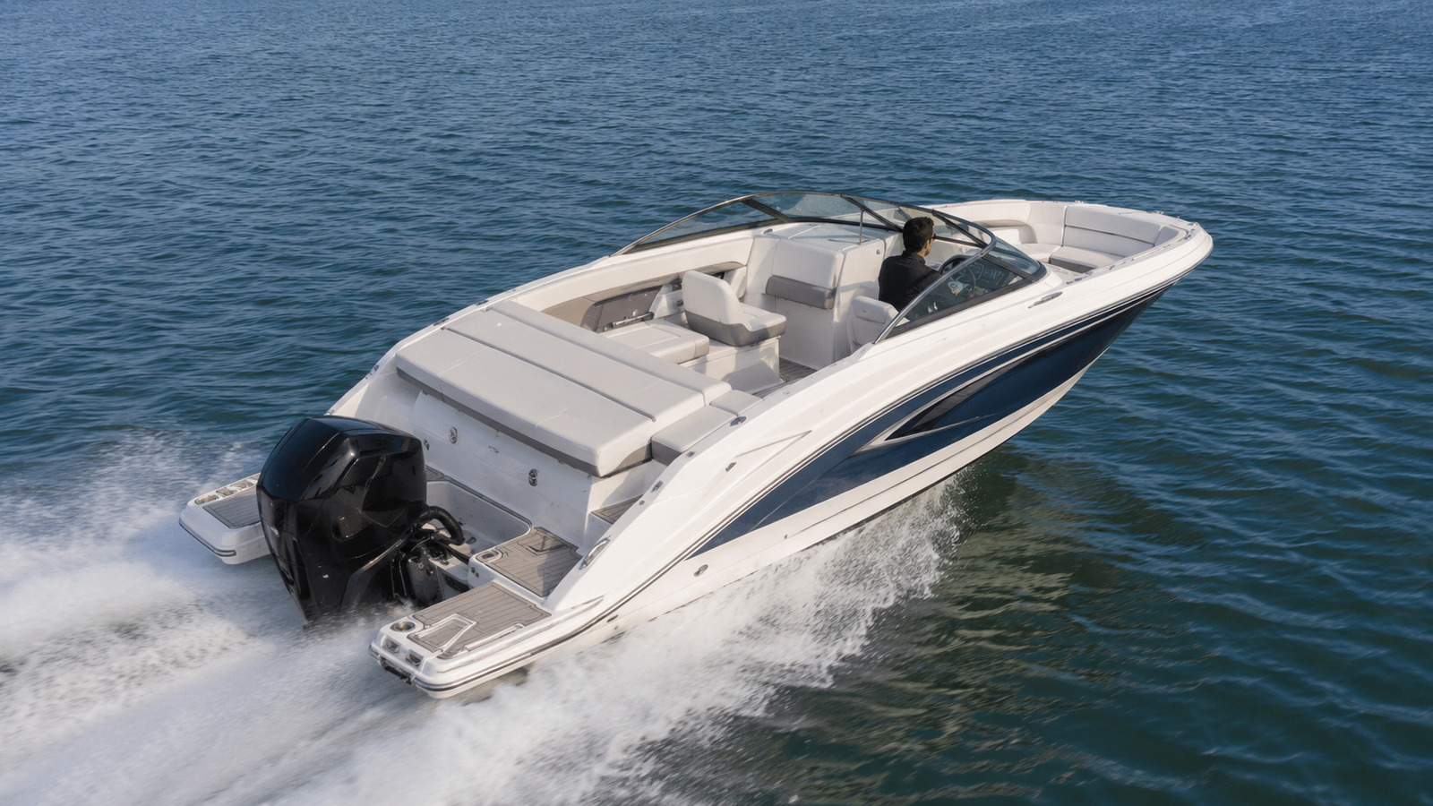 sea ray slx 260 outboard elevated running view 06