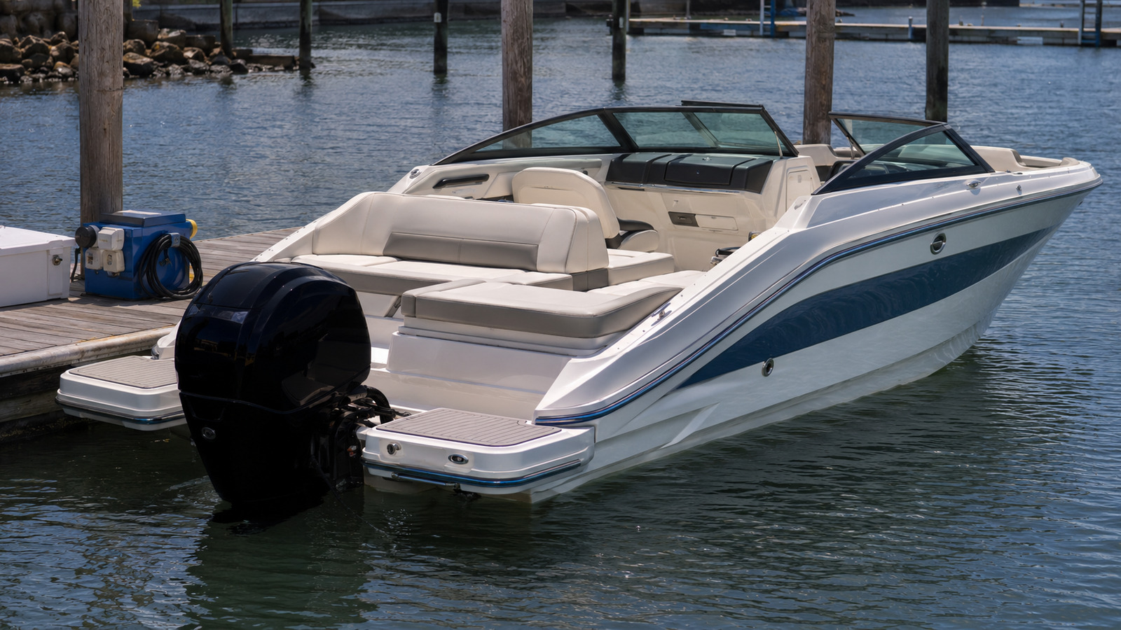 sea ray slx 260 outboard marina rear quarter 09