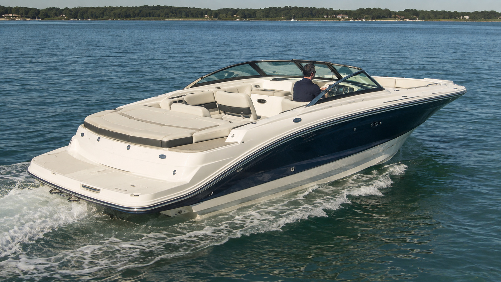 sea ray slx 260 rear quarter running 03