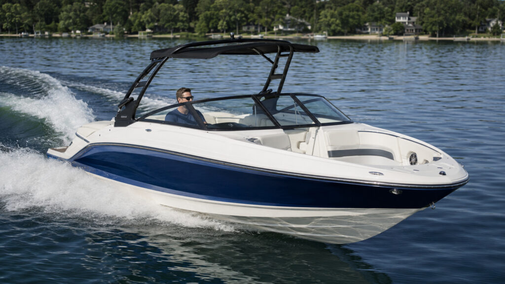 sea ray slx 260 surf open water running hero 01