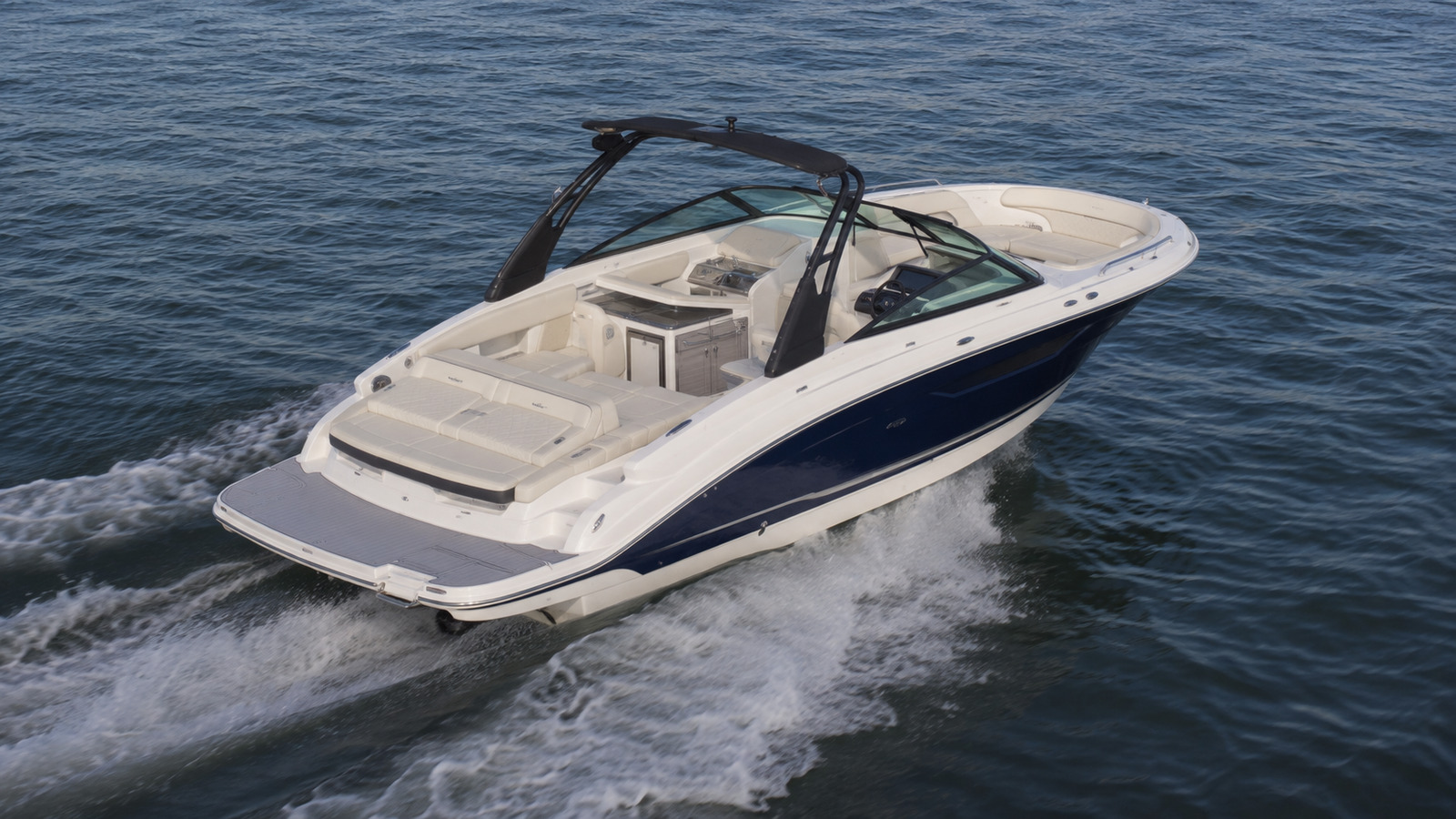 sea ray slx 310 elevated running view 06