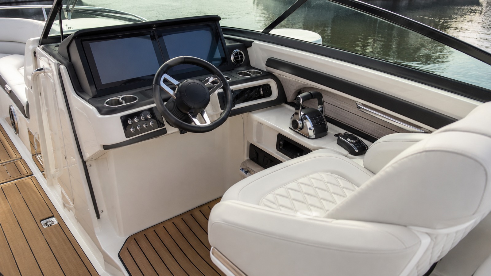 sea ray slx 350 outboard helm detail 09