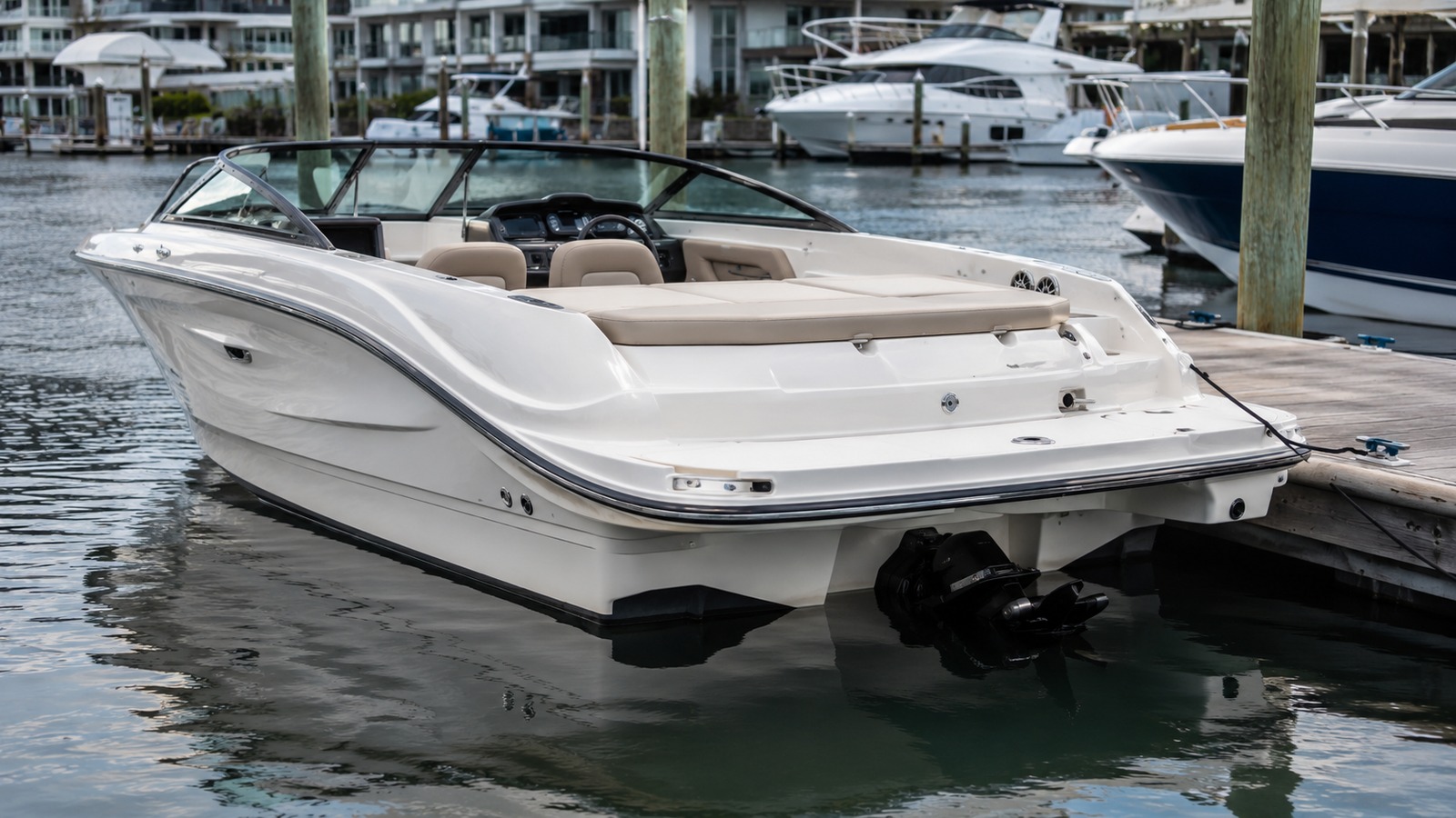 sea ray spx 210 stern quarter dockside 07