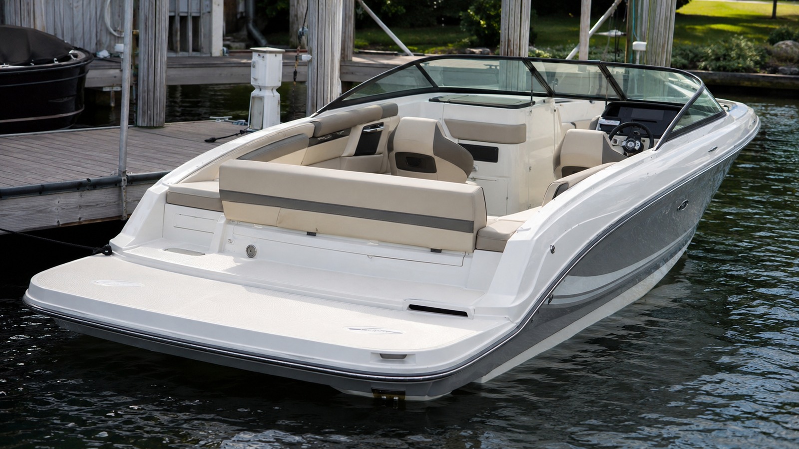 sea ray spx 230 stern quarter dockside 07