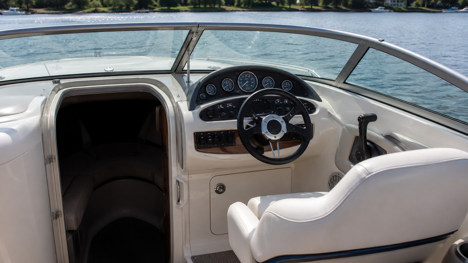 sea ray sun sport 230 helm detail 09