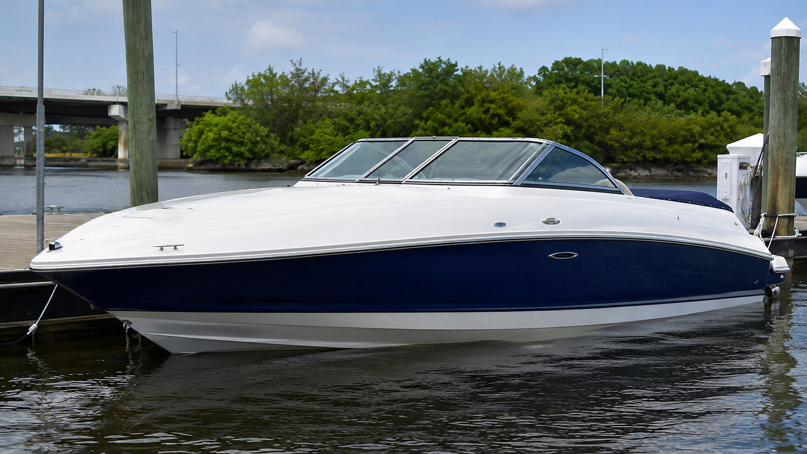 sea ray sun sport 250 dockside profile 05