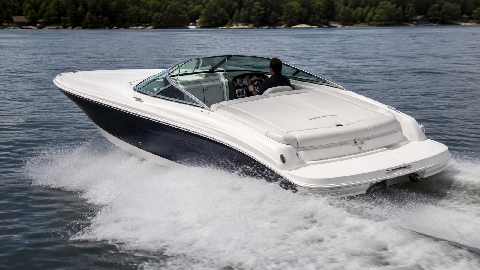 sea ray sun sport 250 rear quarter running 03