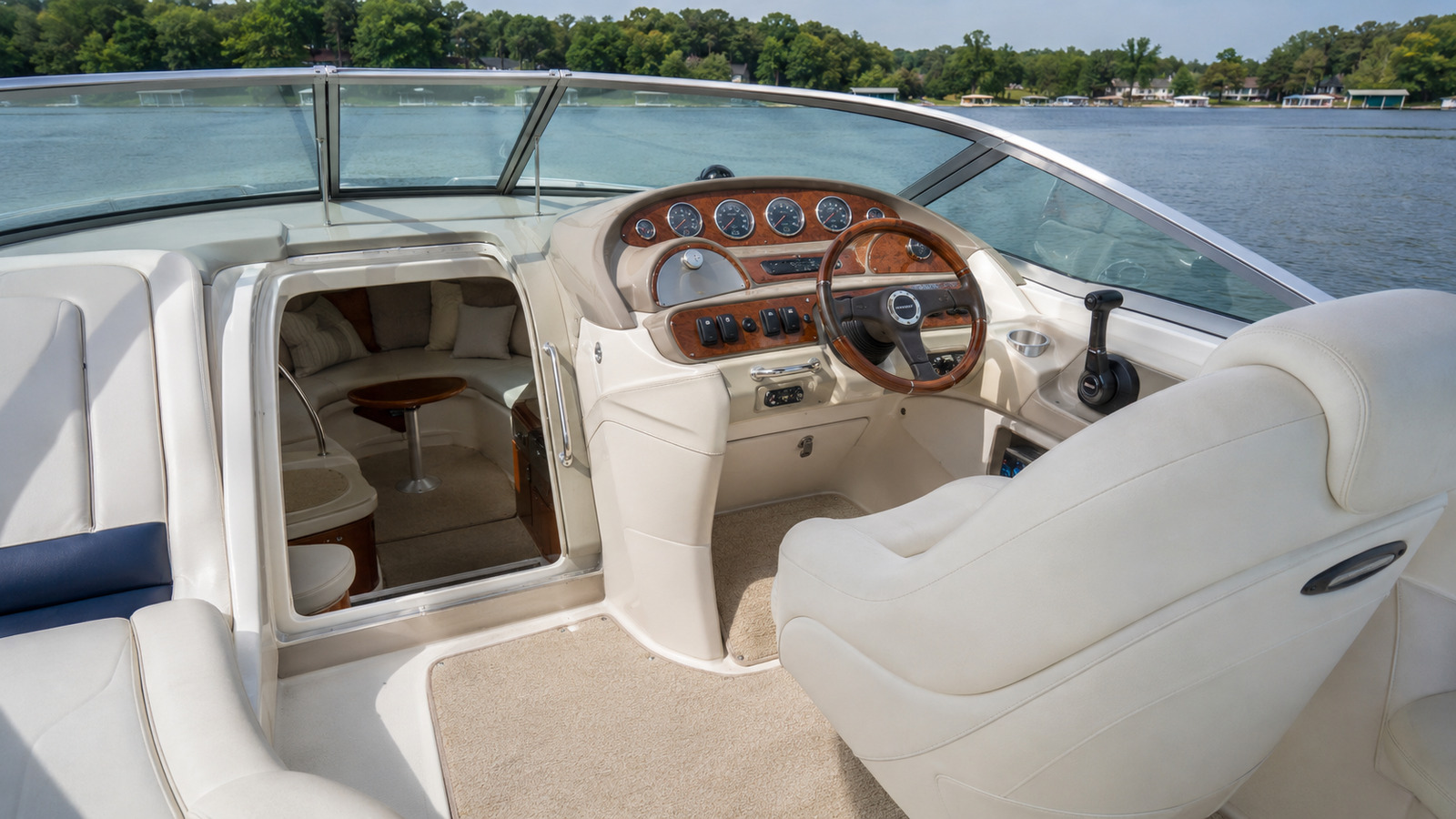 sea ray sun sport 290 helm detail 09