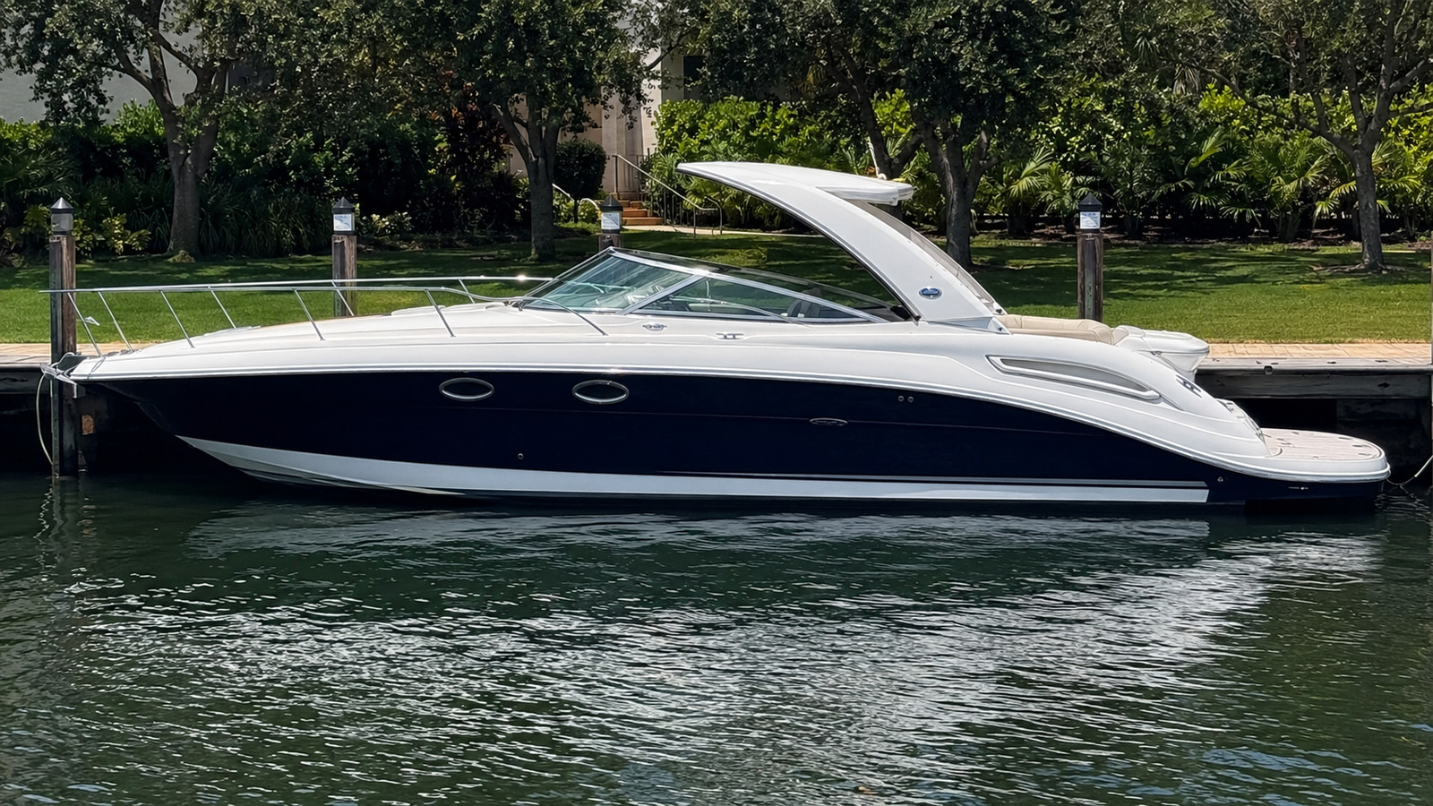 sea ray sun sport 310 dockside profile 05