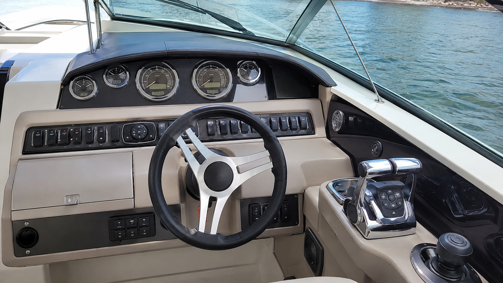sea ray sun sport 320 helm detail 09