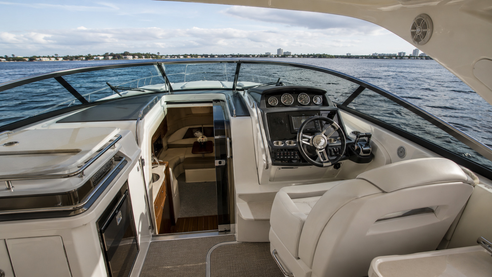 sea ray sun sport 350 helm detail 09