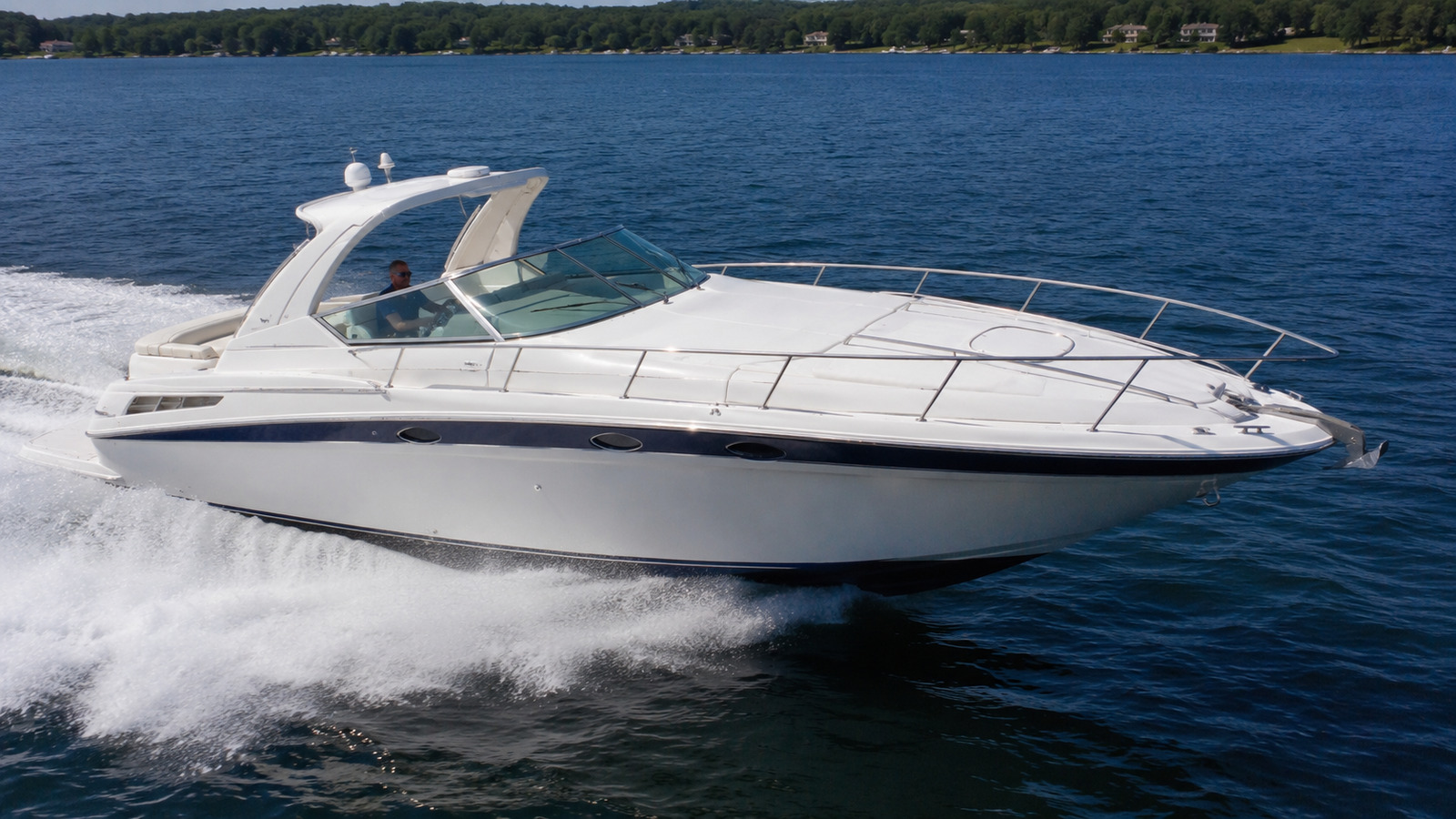 sea ray sun sport 370 front quarter running 02