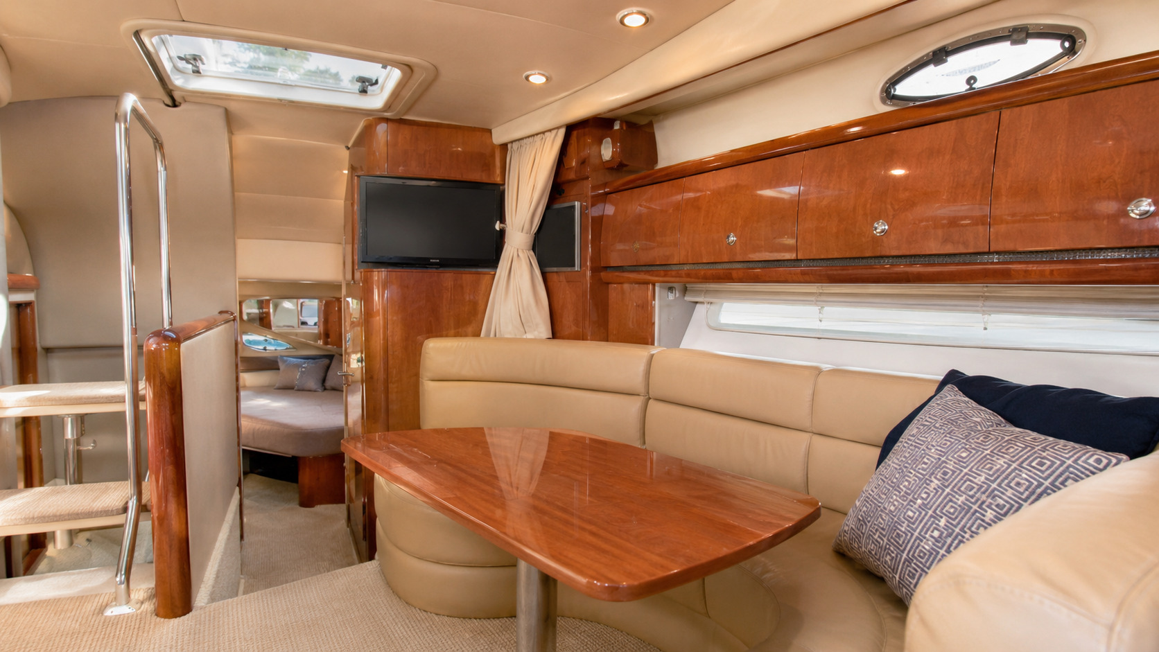sea ray sundancer cabin interior 15