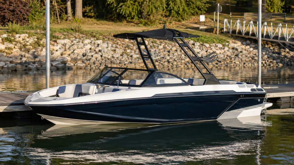 malibu boats 20 vtx dockside profile 04
