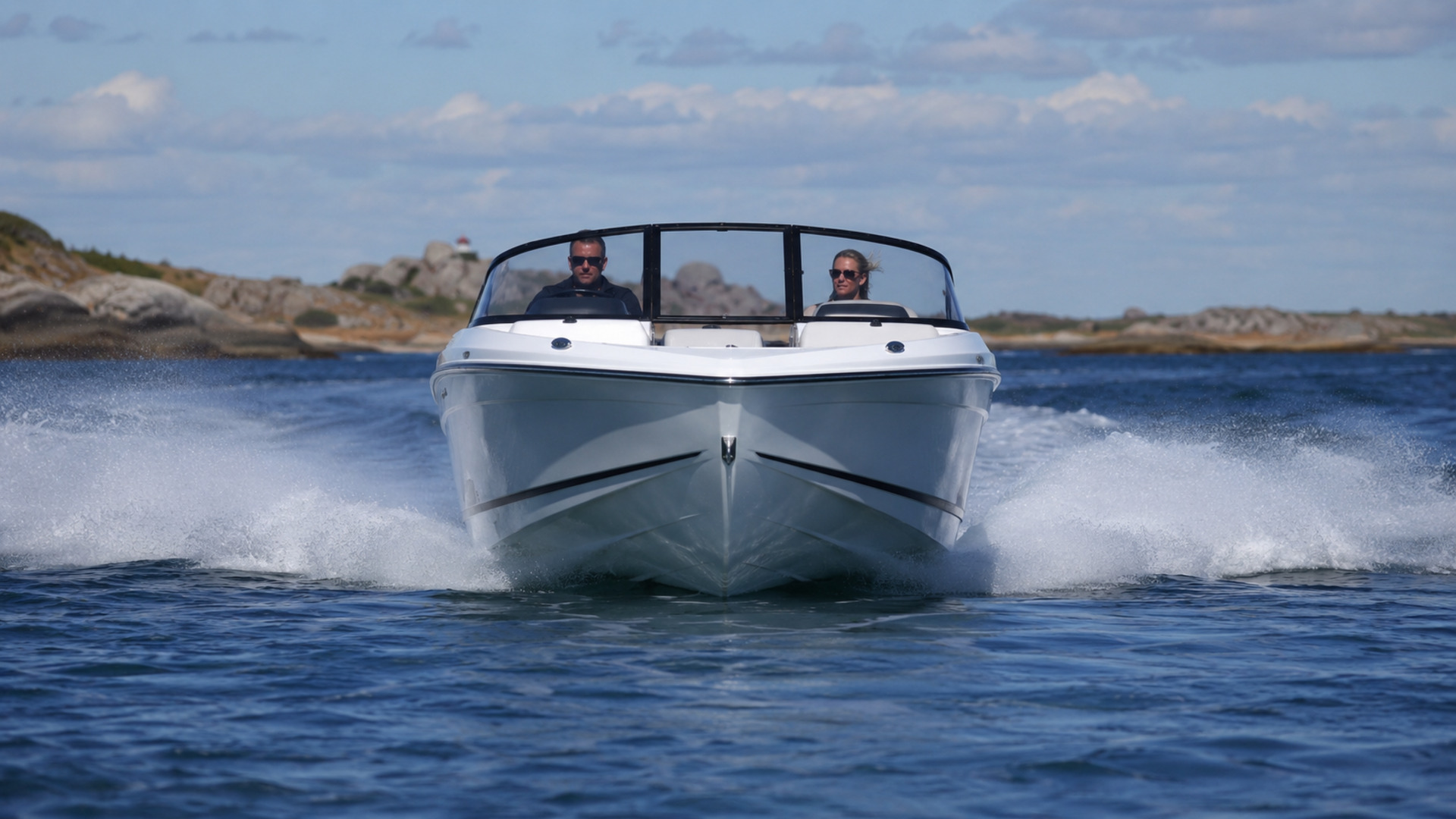 pursuit boats dc 246 bow on approach 16