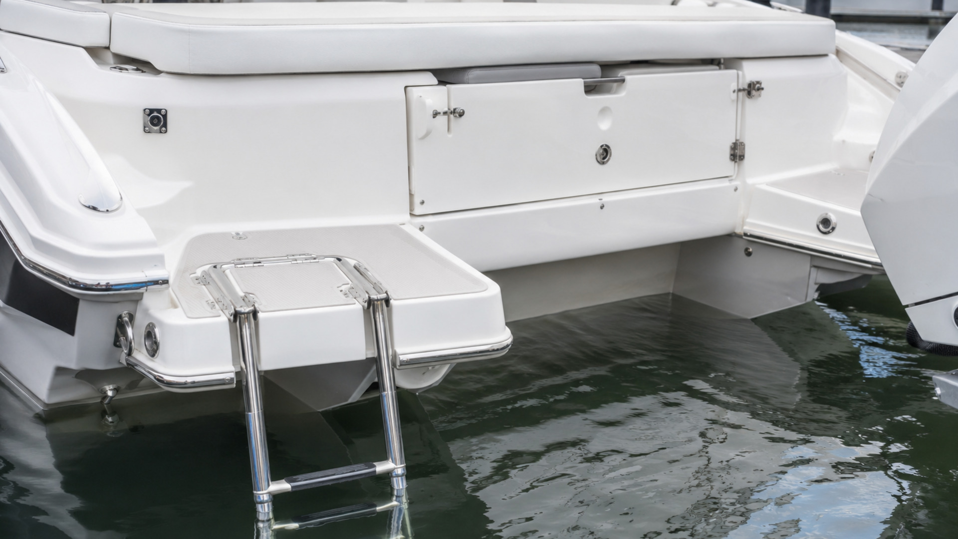 pursuit boats dc 286 transom detail 23